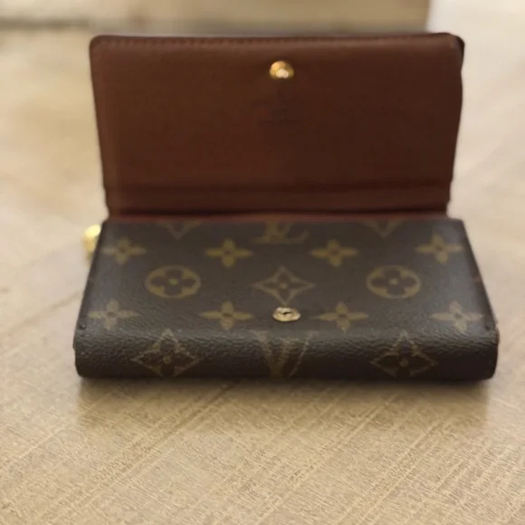 Louis Vuitton
Monogram Canvas
Porte Monnaie Billets Tresor Wallet EUC Vintage - Picture 5 of 10